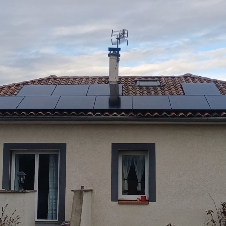 Panneaux solaires 9 kWc à Bouloc Installation de panneaux solaires de 9 kWc avec batterie lithium sur une toiture orientée sud-est à Bouloc, en Haute-Garonne