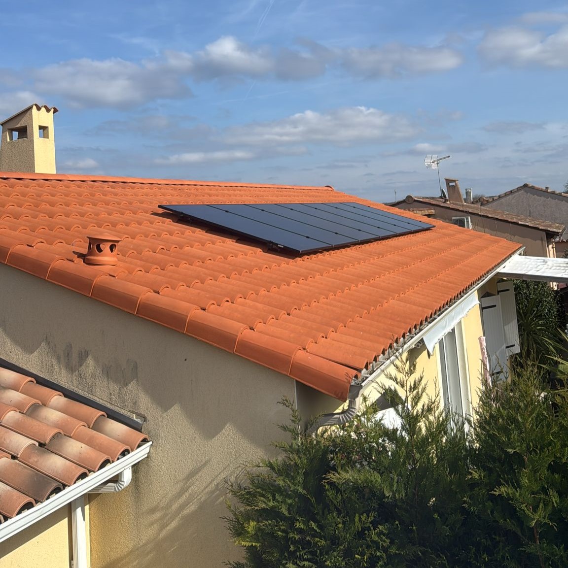 Panneaux solaires 3 kWc à Finhan Installation de panneaux solaires de 3 kWc sur une toiture de 14 m² orientée plein sud à Finhan, dans le Tarn-et-Garonne