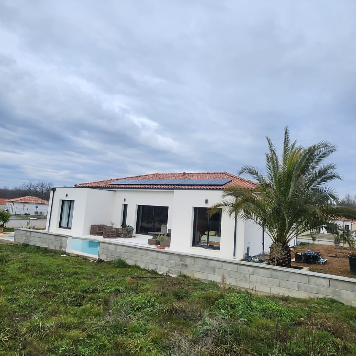 Panneaux solaires 3 kWc à Montbartier Installation de panneaux solaires de 3 kWc sur une toiture de 14 m² orientée plein sud à Montbartier, dans le Tarn-et-Garonne