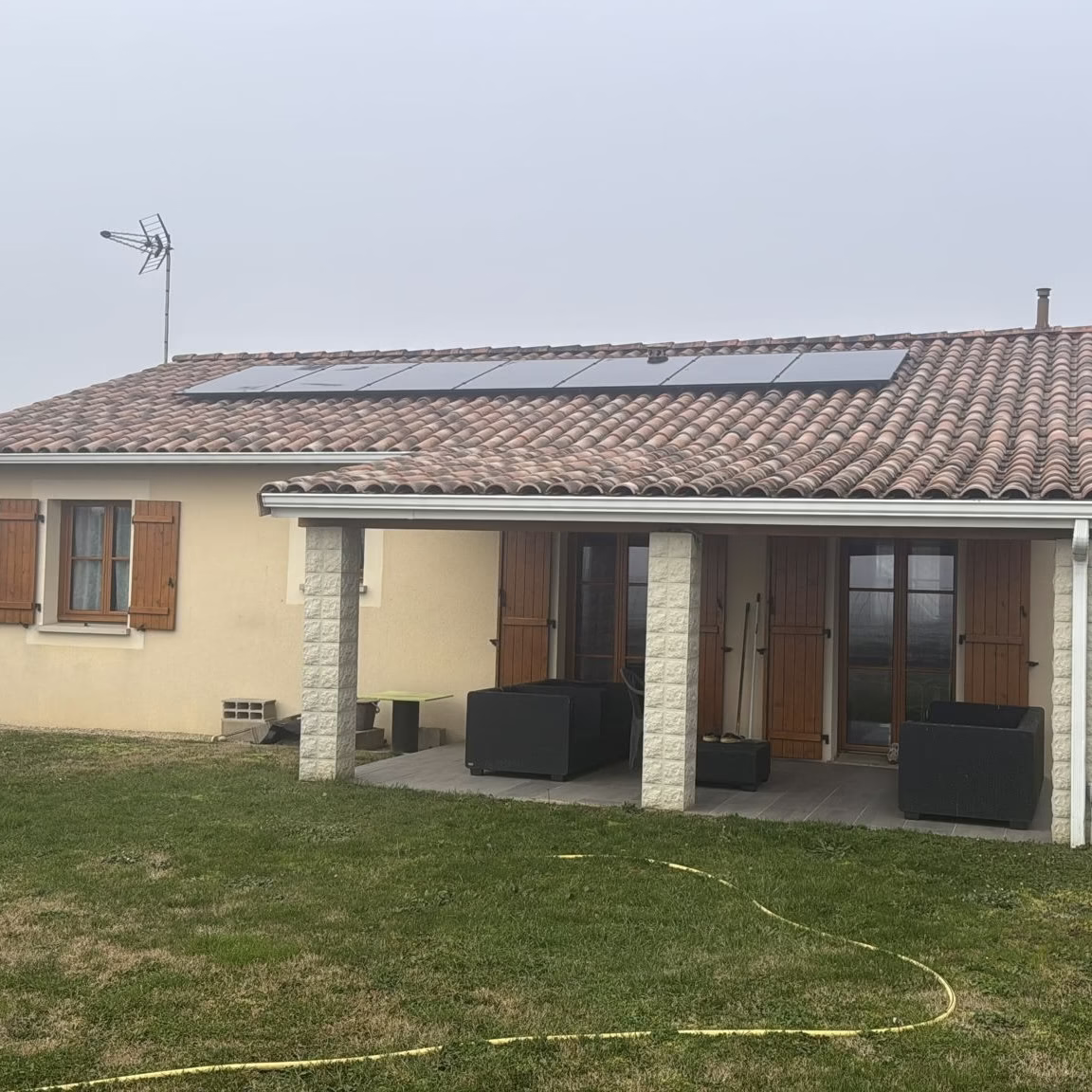 Panneaux solaires 3 kWc à Finhan Installation de panneaux solaires de 3 kWc sur une toiture de 14 m² orientée plein sud à Finhan, dans le Tarn-et-Garonne