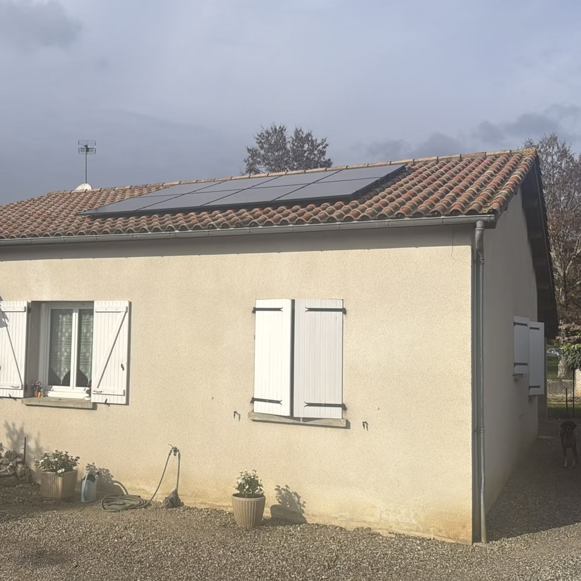 Panneaux solaires 3 kWc à Valence-d’Agen Installation de panneaux solaires de 3 kWc sur une toiture orientée plein sud à Valence-d’Agen, dans le Tarn-et-Garonne