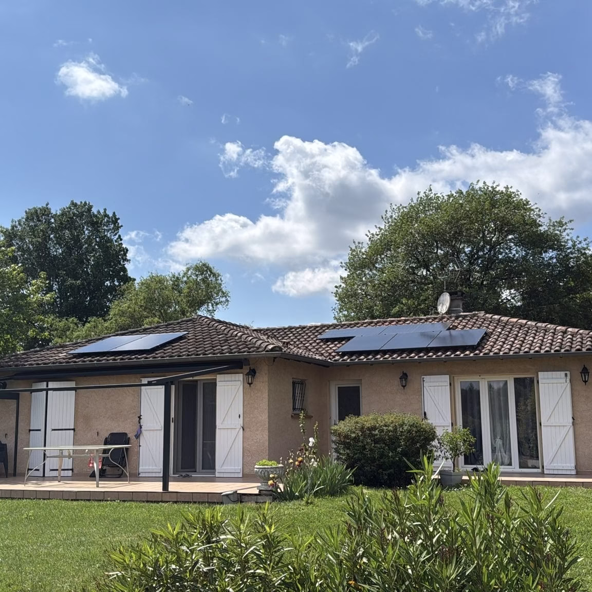 Panneaux solaires 6 kWc à Orgueil Installation de panneaux solaires de 6 kWc avec batterie virtuelle sur une toiture orientée sud-ouest à Orgueil, dans le Tarn-et-Garonne