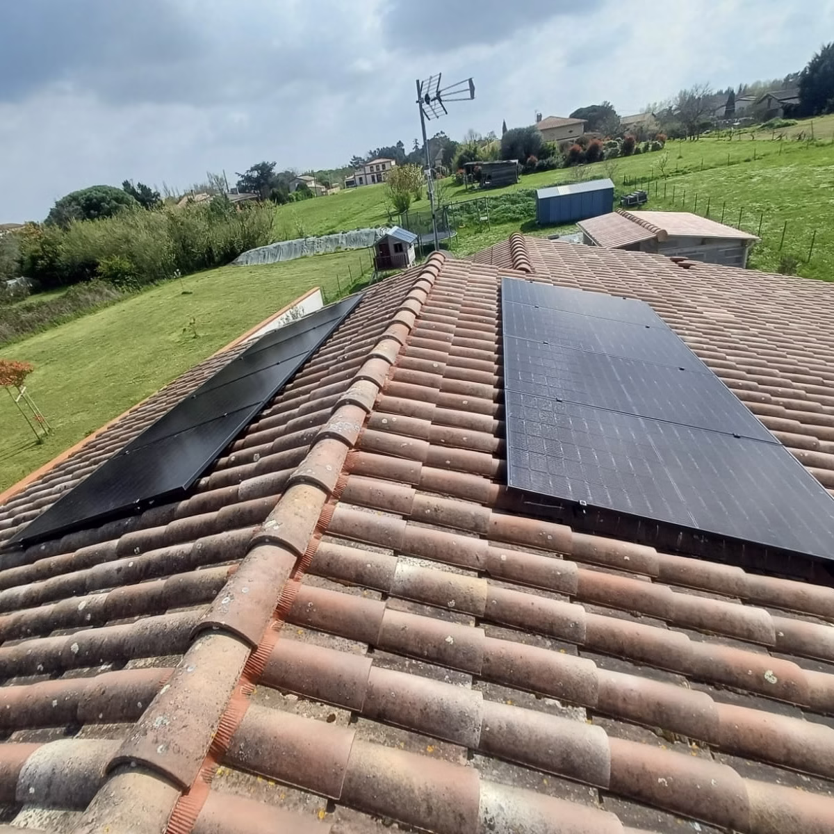 Panneaux solaires 3 kWc à Aucamville Installation de panneaux solaires de 3 kWc sur une toiture orientée est-ouest à Aucamville, en Haute-Garonne