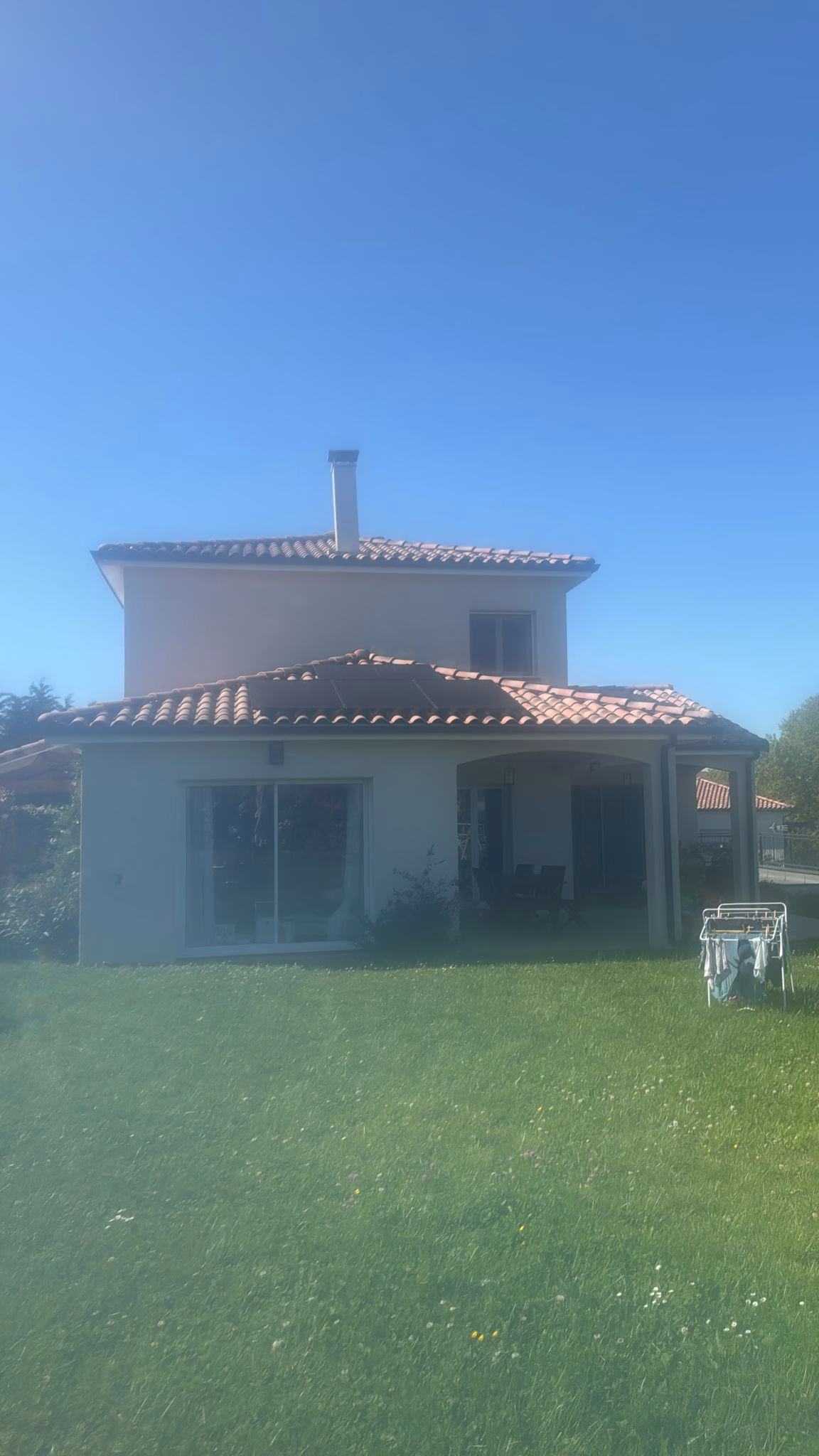 Installation de panneaux solaires de 3,4 kWc sur la toiture du logement à Bourg-Saint-Bernard, en Haute-Garonne