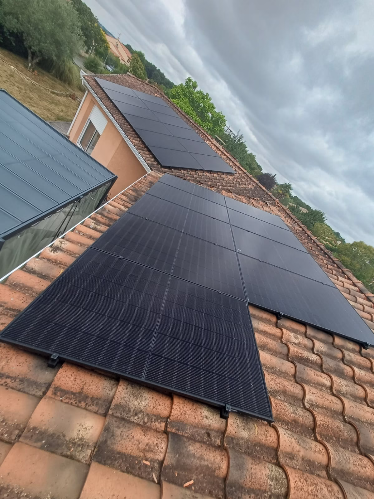 Panneaux solaires 9 kWc installés à Léguevin Installation de panneaux solaires de 9 kWc sur une toiture résidentielle à Léguevin, en Haute-Garonne
