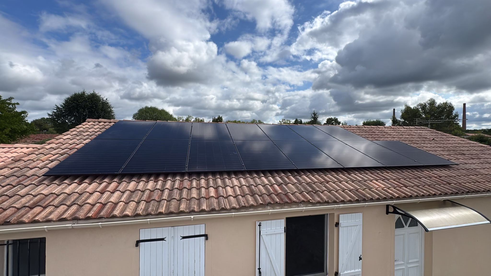 Panneaux solaires 6 kWc installés à Montech Installation de panneaux solaires de 6 kWc sur une toiture résidentielle à Montech, dans le Tarn-et-Garonne