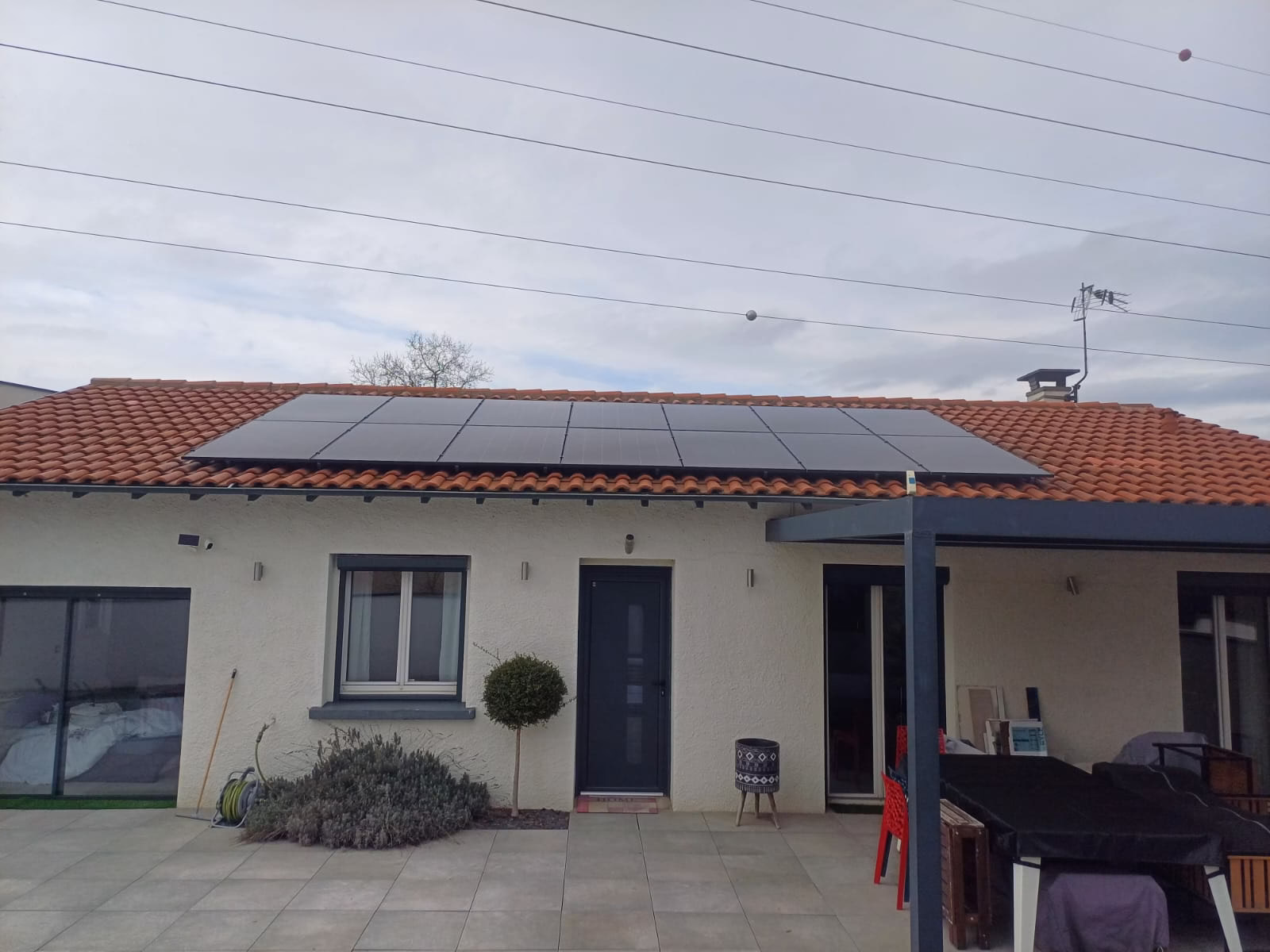 Installation de panneaux solaires de 6 kWc sur une toiture résidentielle à Portet-sur-Garonne, en Haute-Garonne
