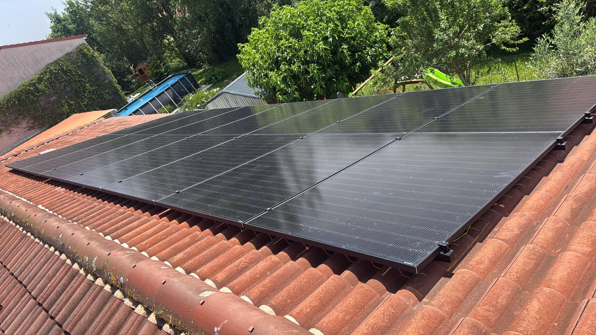 Panneaux solaires 6 kWc installés à Fronton Installation de panneaux solaires de 6 kWc sur une toiture résidentielle à Fronton, en Haute-Garonne
