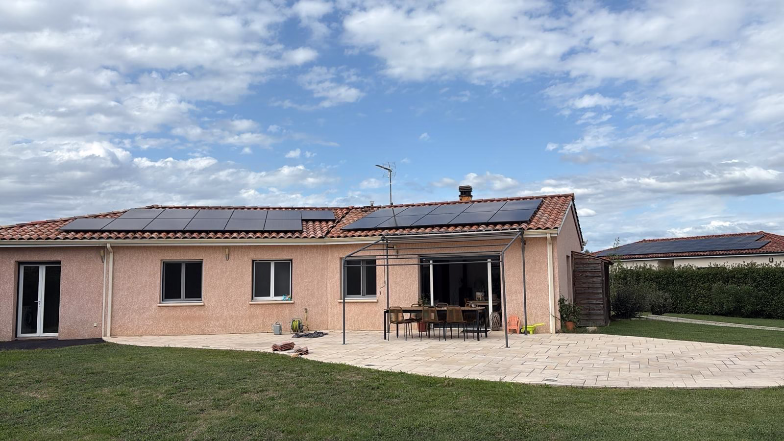Panneaux solaires 9 kWc installés à Montauban Installation de panneaux solaires de 9 kWc sur une toiture résidentielle à Montauban, dans le Tarn-et-Garonne
