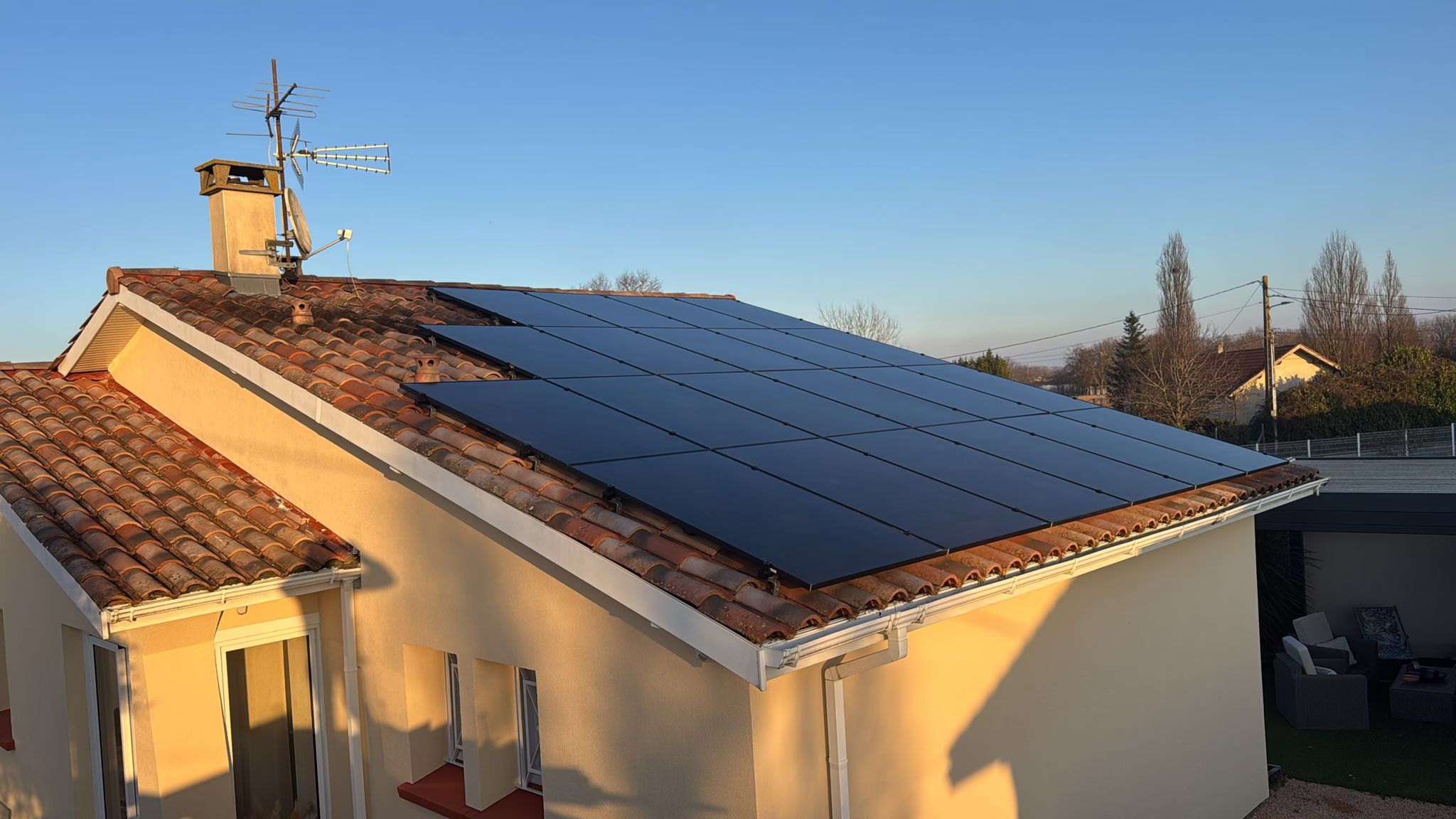 Installation de panneaux solaires de 8,93 kWc sur une toiture orientée sud-ouest à Verdun-sur-Garonne, dans le Tarn-et-Garonne