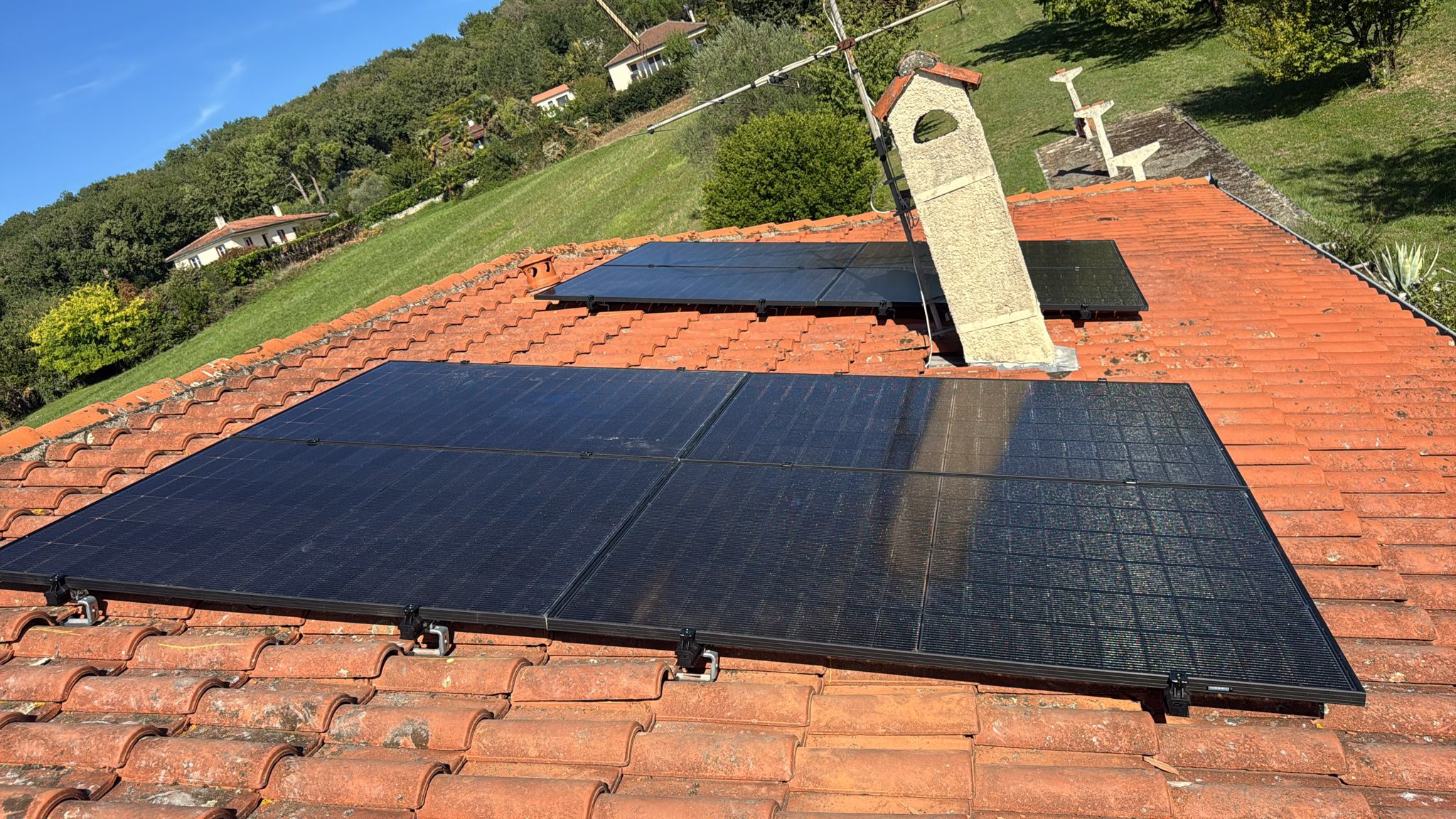 Panneaux solaires 3,4 kWc installés à Pompignan Installation de panneaux solaires de 3,4 kWc sur une toiture résidentielle à Pompignan, dans le Tarn-et-Garonne
