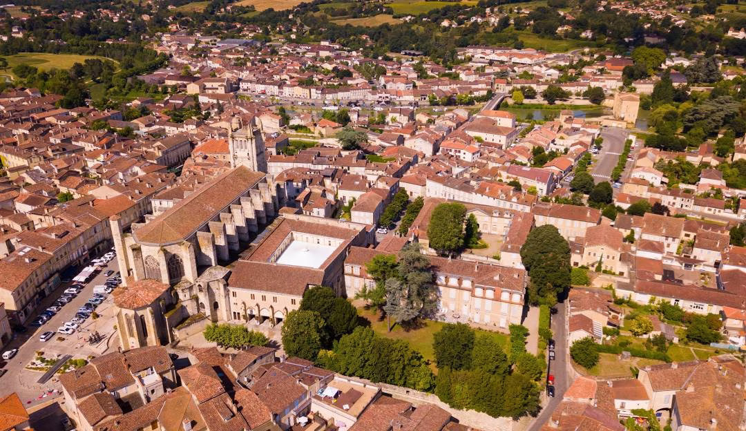 Vue aérienne du centre historique de Condom dans le Gers