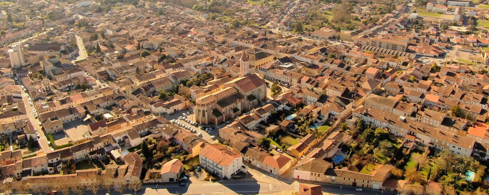 Fleurance – Cœur du Gers Vue aérienne du centre-ville de Fleurance dans le Gers