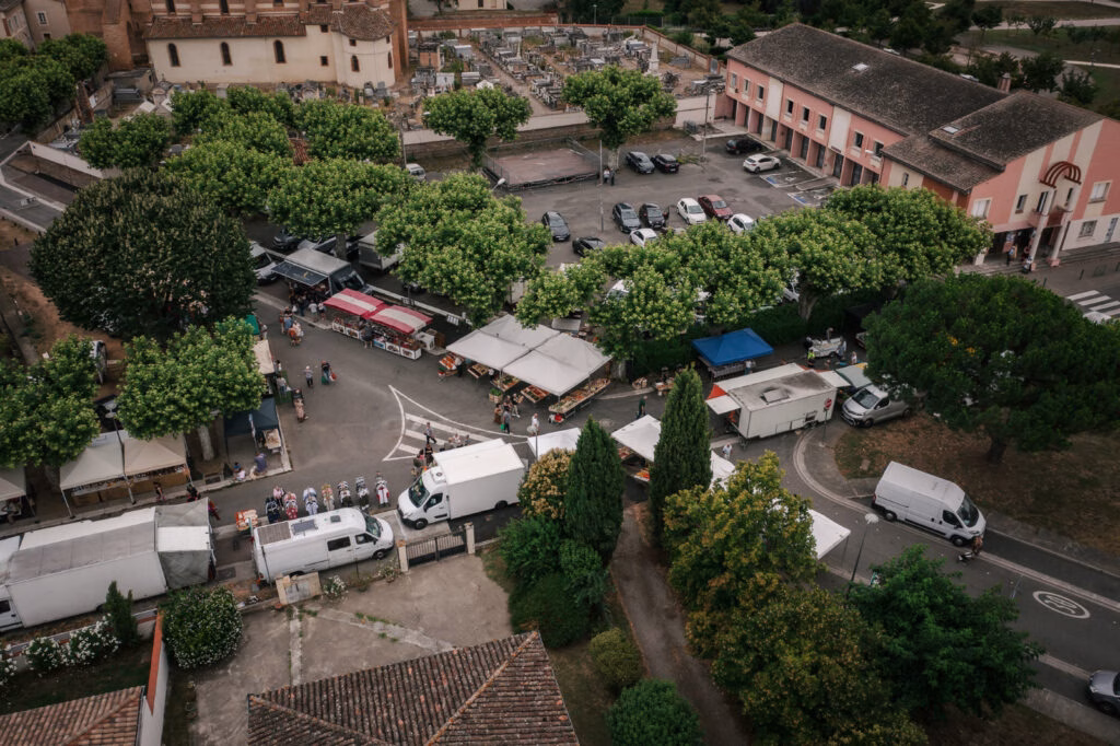 Marché de Saint-Jory vu du ciel Vue aérienne du marché de Saint-Jory avec ses stands, commerces et espace urbain en Haute-Garonne