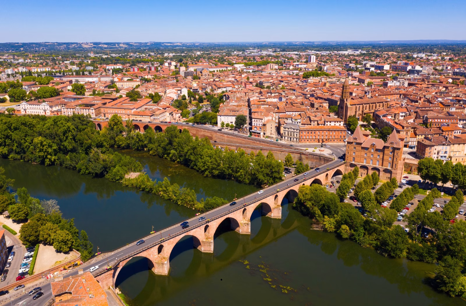 montauban-vue – 1 Vue aérienne de Montauban avec le Pont Vieux traversant le Tarn