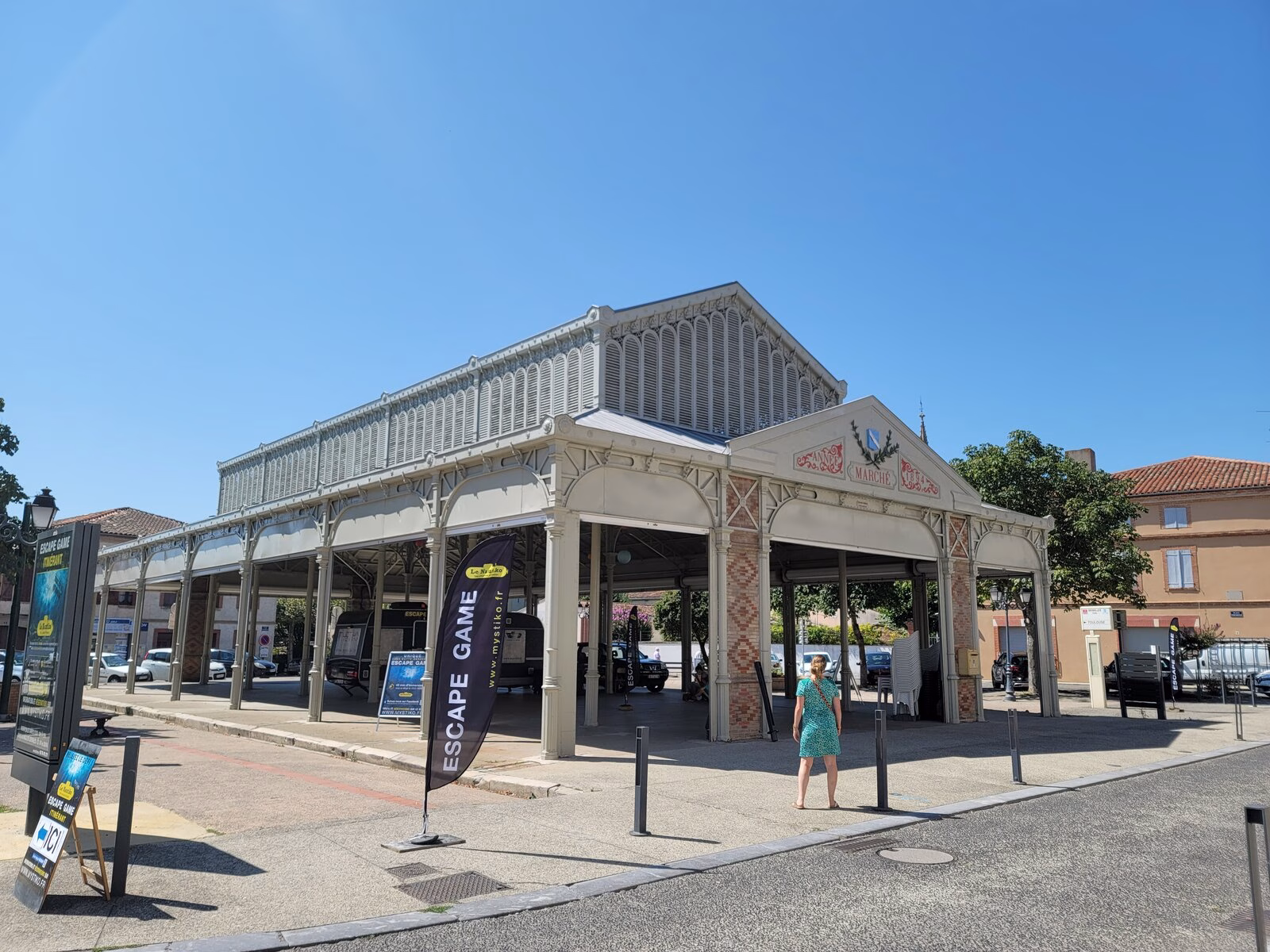 Halle du marché de Grisolles sous un ciel ensoleillé dans le Tarn-et-Garonne