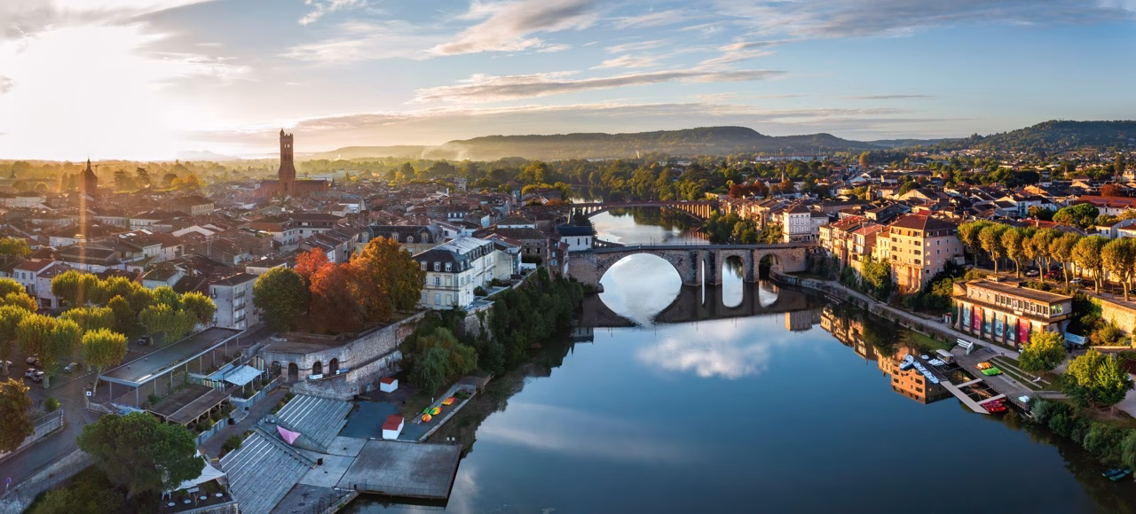 Vue panoramique de Villeneuve-sur-Lot et de la vallée du Lot