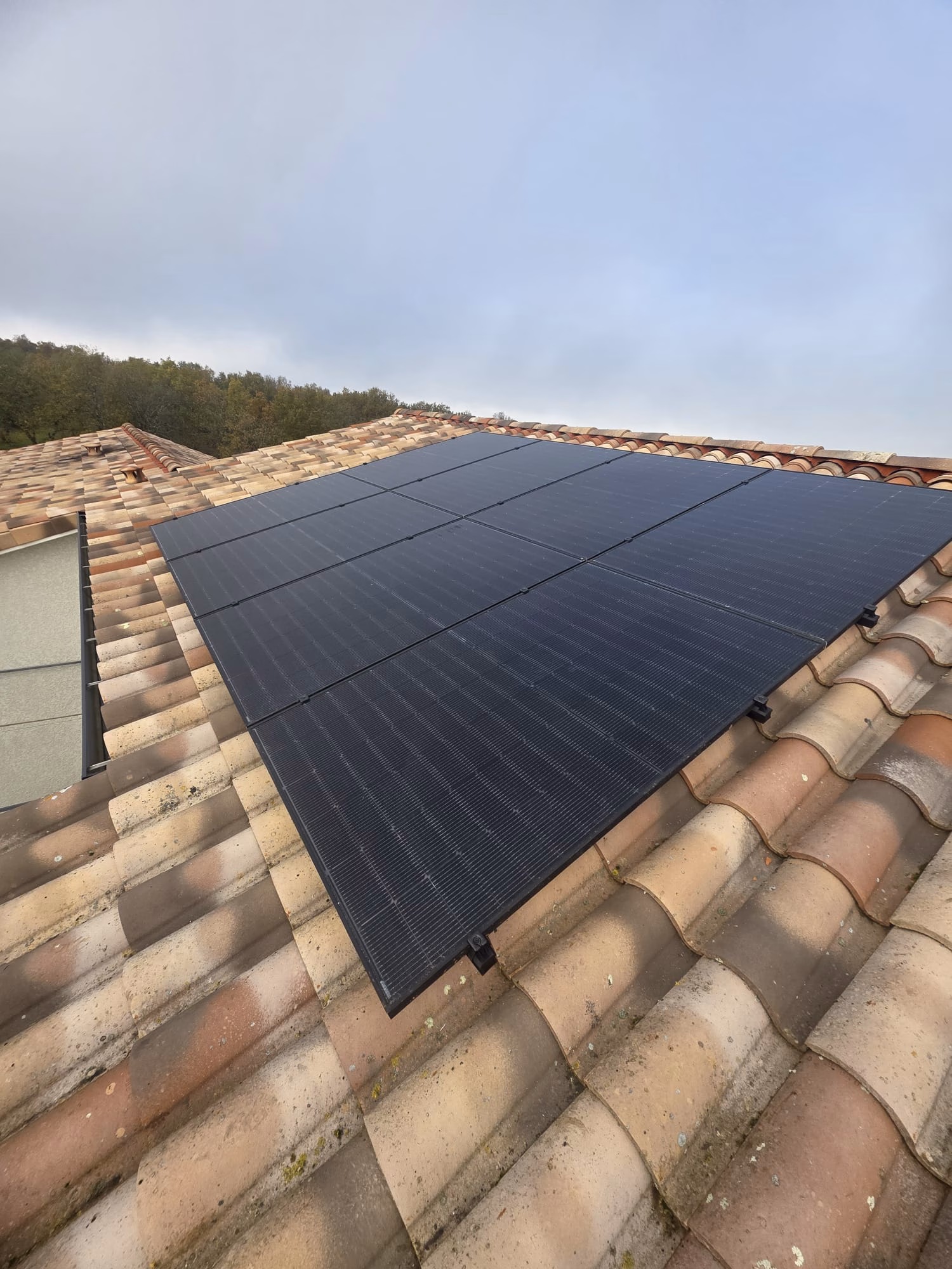 Installation de panneaux solaires de 3,4 kWc sur une toiture résidentielle à Campsas, dans le Tarn-et-Garonne
