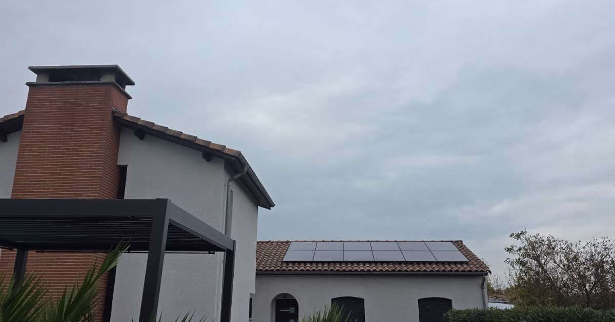 Installation de panneaux solaires de 6 kWc sur une toiture résidentielle à Saint-Loup-Cammas, Haute-Garonne