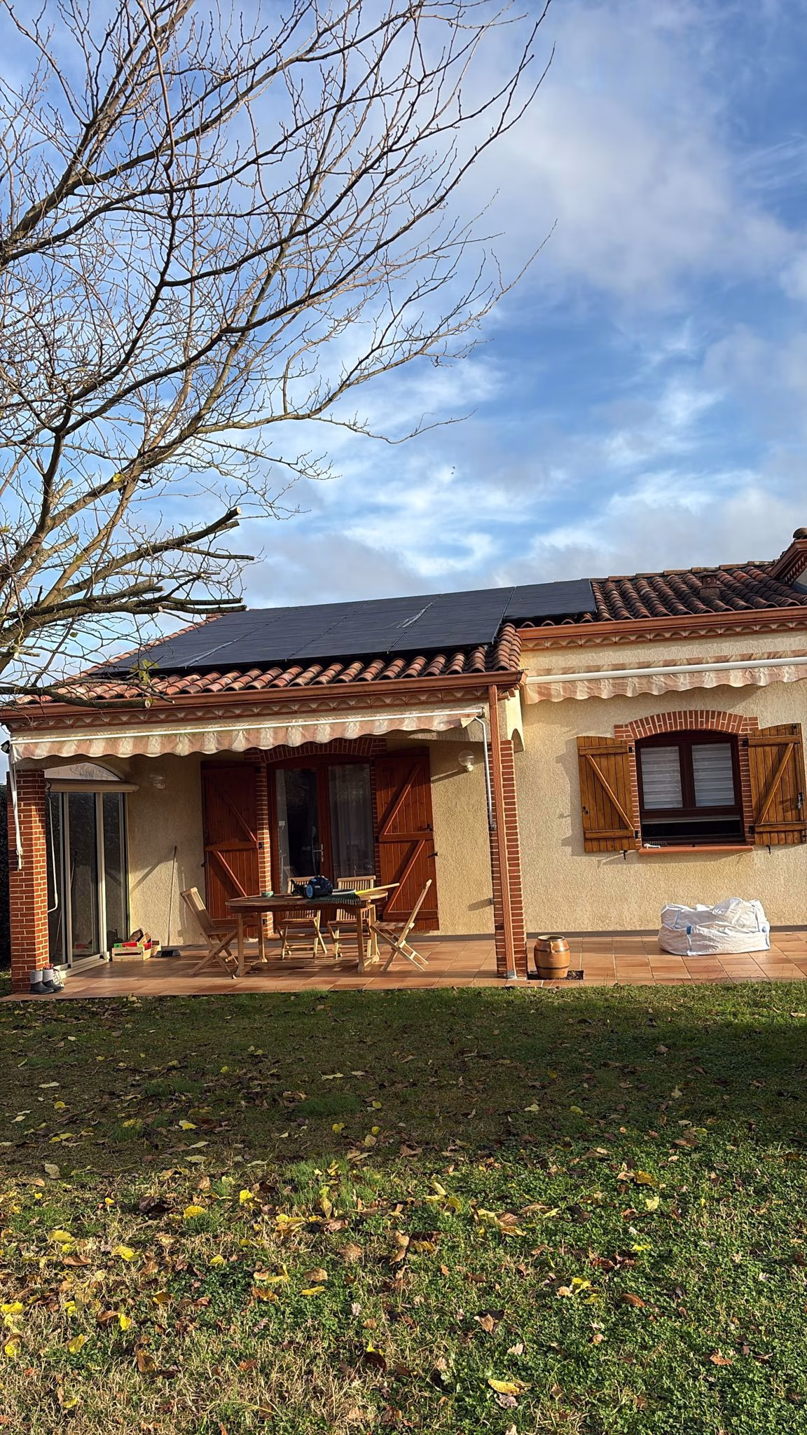 Panneaux solaires 9 kWc installés à Fonsorbes Installation de panneaux solaires de 9 kWc sur une toiture résidentielle à Fonsorbes, Haute-Garonne