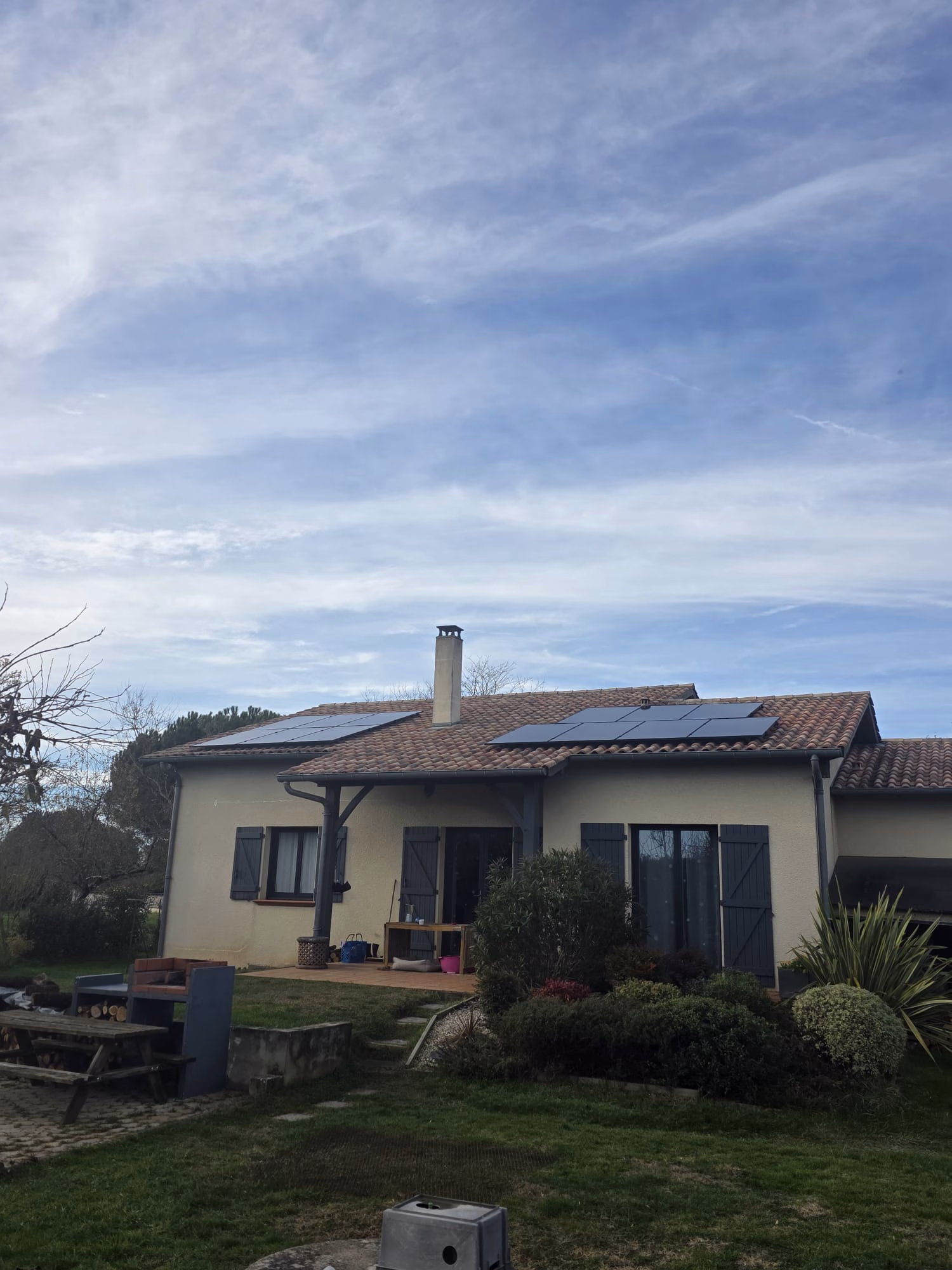 Panneaux solaires 6,5 kWc installés à Nègrepelisse Installation de panneaux solaires de 6,5 kWc sur une toiture résidentielle à Nègrepelisse, dans le Tarn-et-Garonne