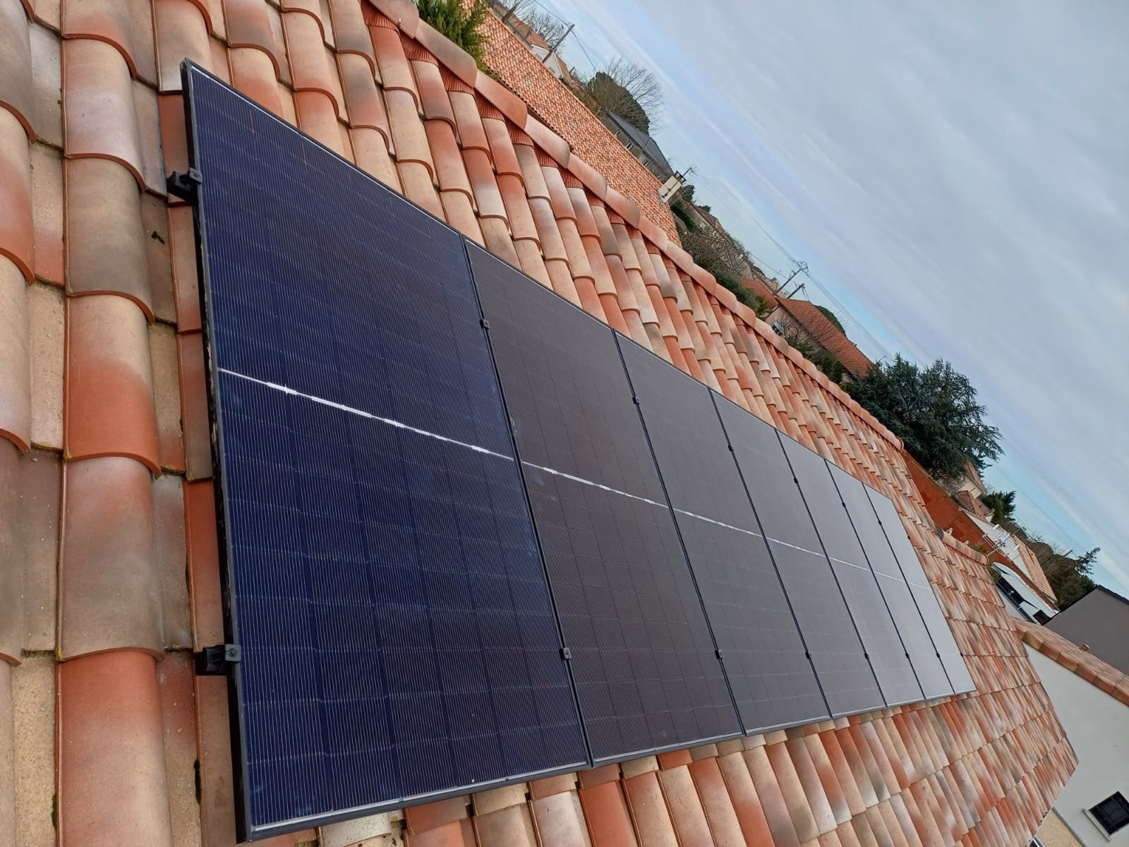 Panneaux solaires 3,5 kWc installés à Fonsorbes Installation de panneaux solaires de 3,5 kWc sur une toiture en tuiles à Fonsorbes, en Haute-Garonne