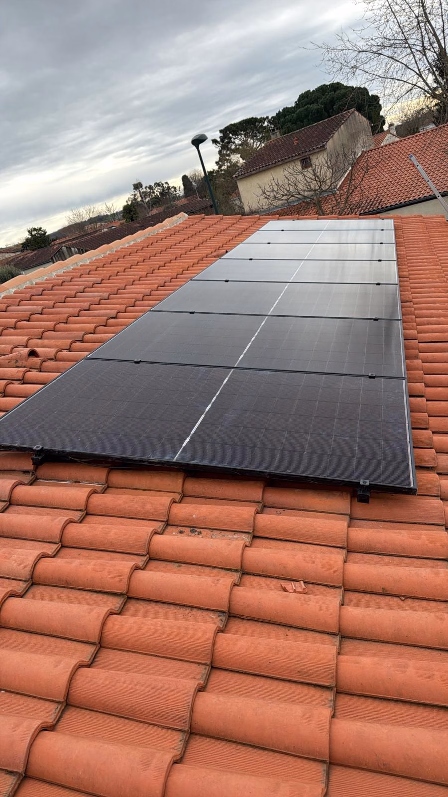Panneaux solaires 3,5 kWc installés à Bruguières Installation de panneaux solaires de 3,5 kWc sur une toiture en tuiles à Bruguières, en Haute-Garonne
