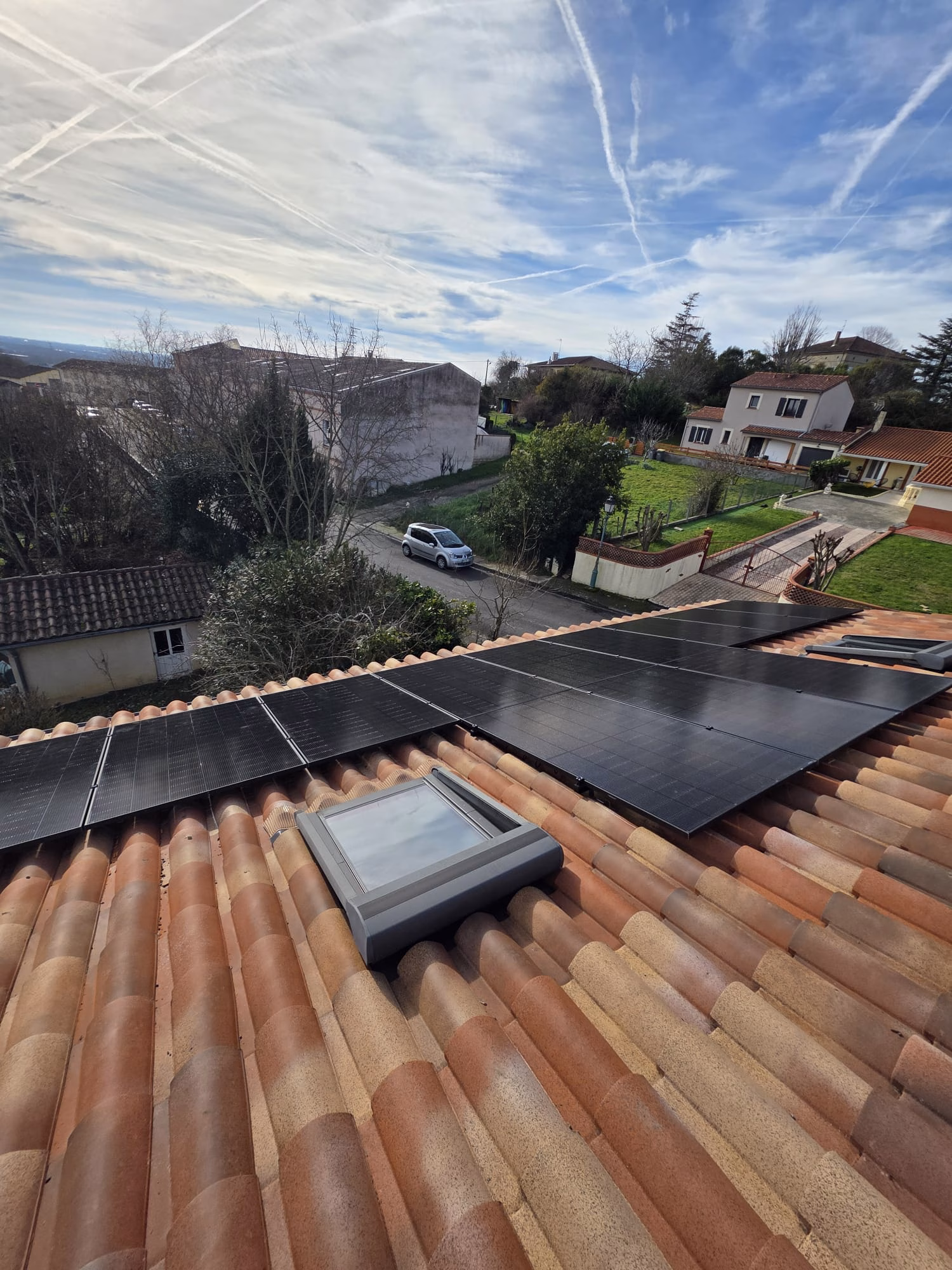 Installation de panneaux solaires de 6,96 kWc avec batterie sur une toiture inclinée à Castelnau-d’Estrétefonds, Haute-Garonne
