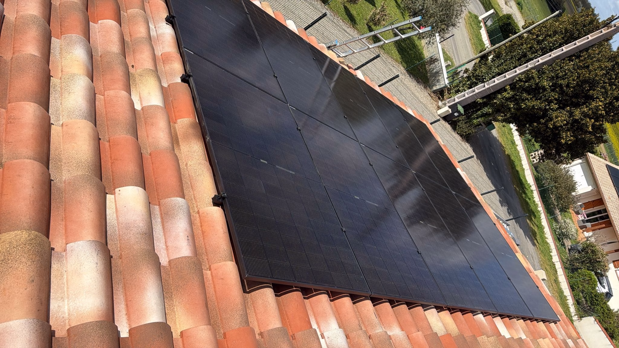 Panneaux solaires 5 kWc installés à Grisolles Installation de panneaux solaires de 5 kWc sur une toiture en tuiles à Grisolles, Tarn-et-Garonne