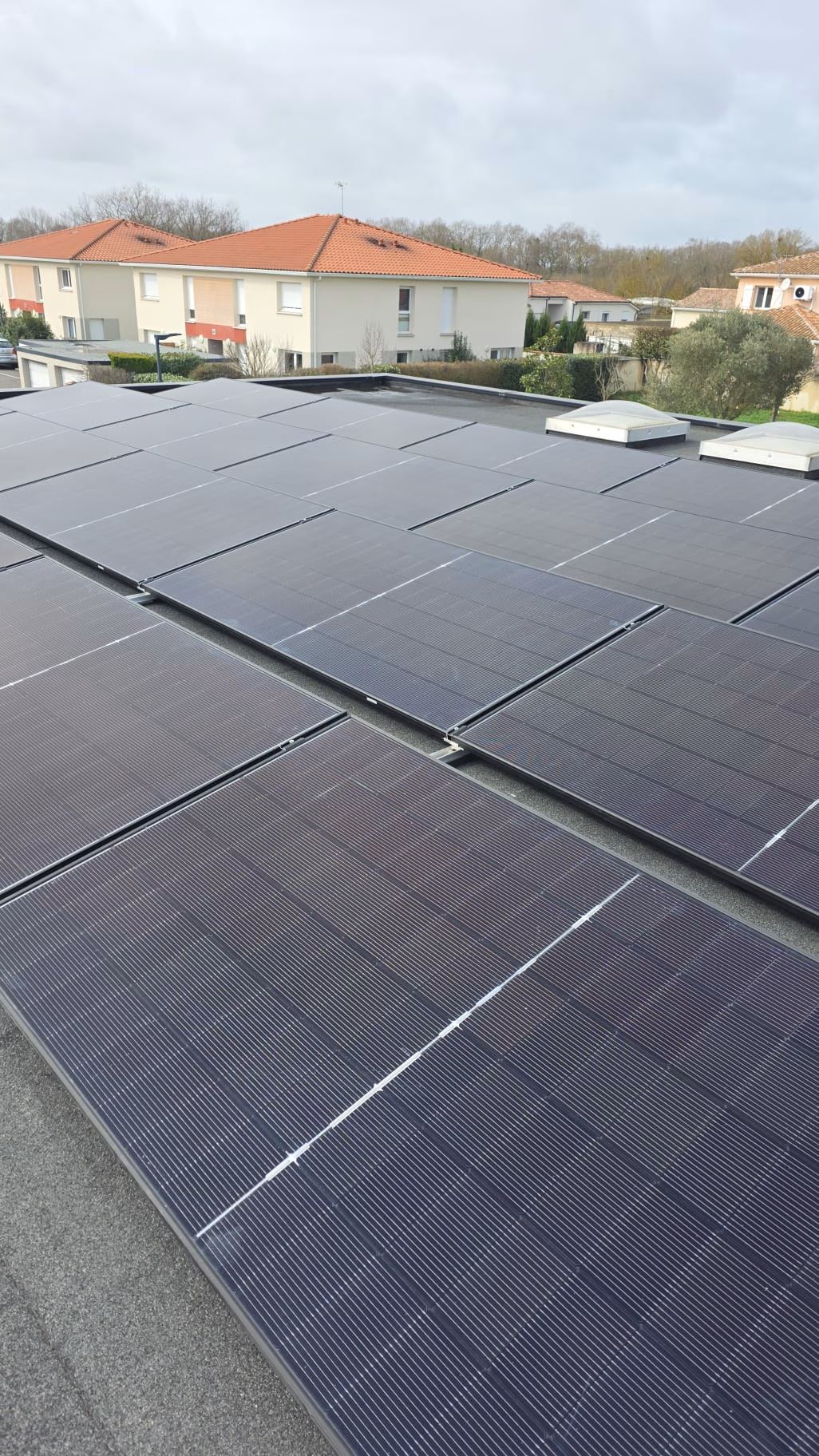 Panneaux solaires 9,6 kWc installés à Monclar-de-Quercy Installation de panneaux solaires de 9,6 kWc sur une toiture à faible pente à Monclar-de-Quercy, Tarn-et-Garonne