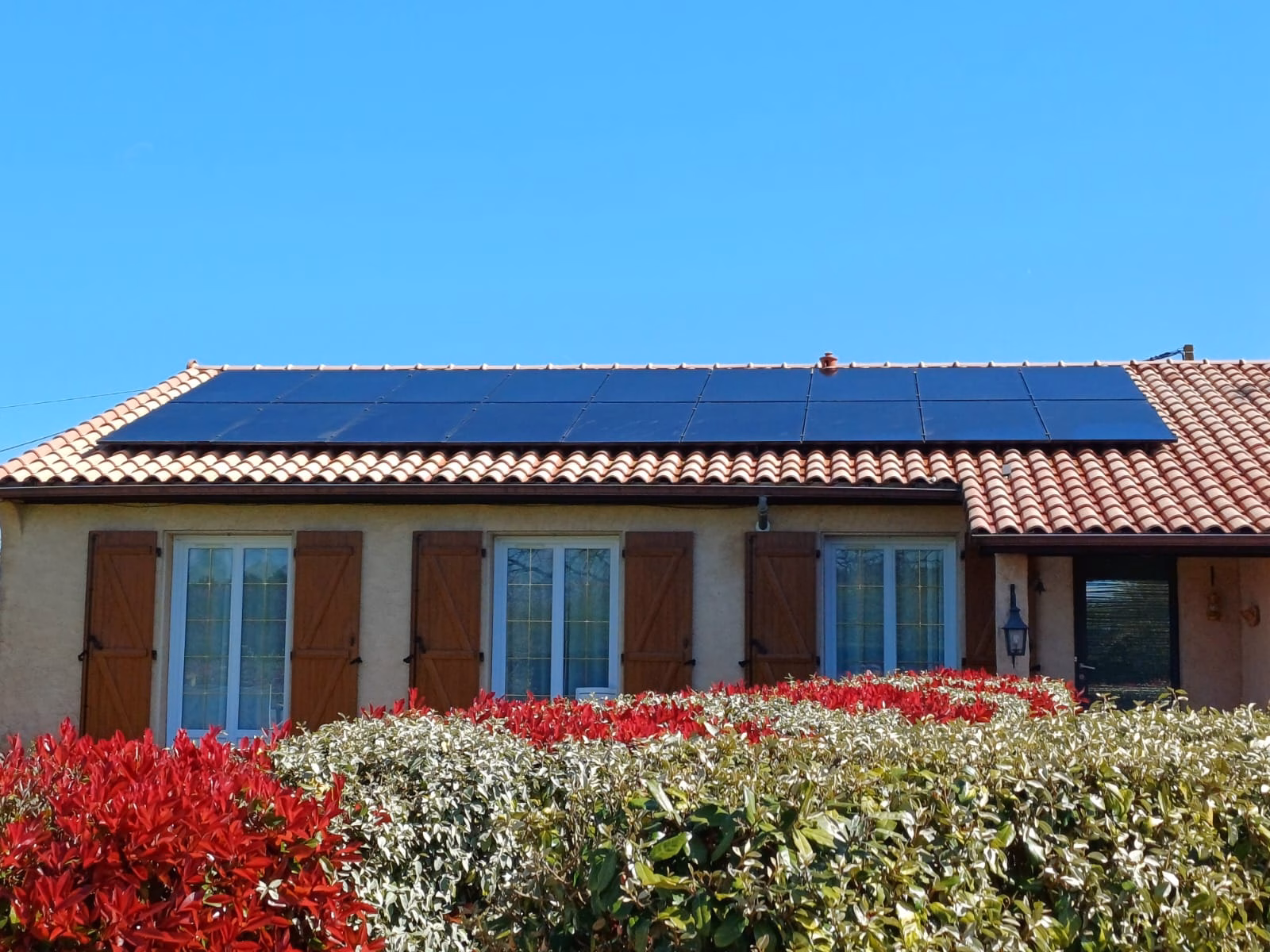 Panneaux solaires 9 kWc installés à Castelsarrasin Installation de panneaux solaires de 9 kWc sur une toiture en tuiles à Castelsarrasin, Tarn-et-Garonne
