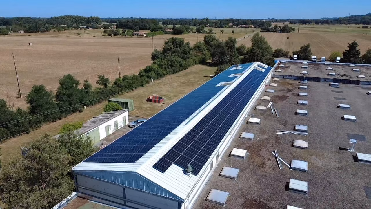 Panneaux solaires 1106 kWc installés à Quint-Fonsegrives Installation de panneaux solaires 1106 kWc sur bâtiment professionnel à Quint-Fonsegrives (Haute-Garonne 31)