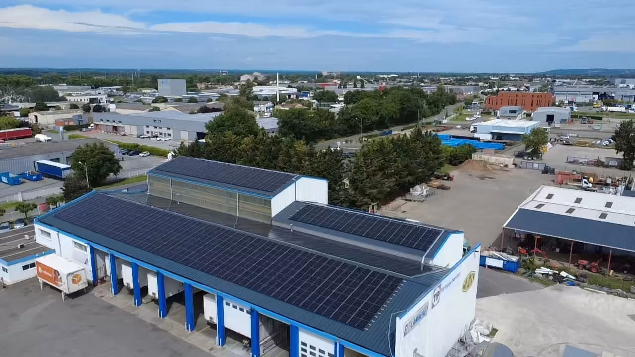 Panneaux solaires professionnels 290 kWc à Bruguières Installation de panneaux solaires professionnels de 290 kWc à Bruguières (Haute-Garonne) sur bâtiment industriel