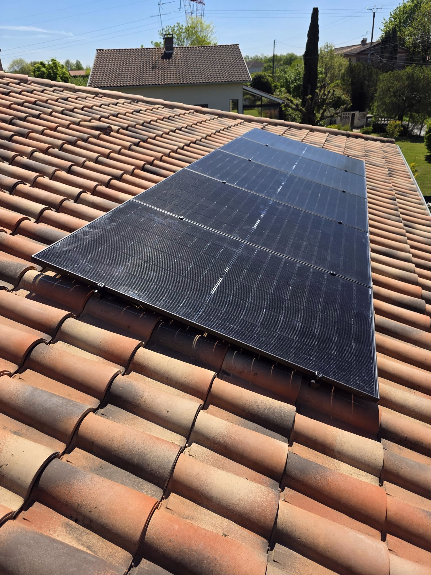Panneaux solaires 5 kWc installés à Montauban Installation de panneaux solaires de 5 kWc sur une toiture résidentielle à Montauban, en Tarn-et-Garonne