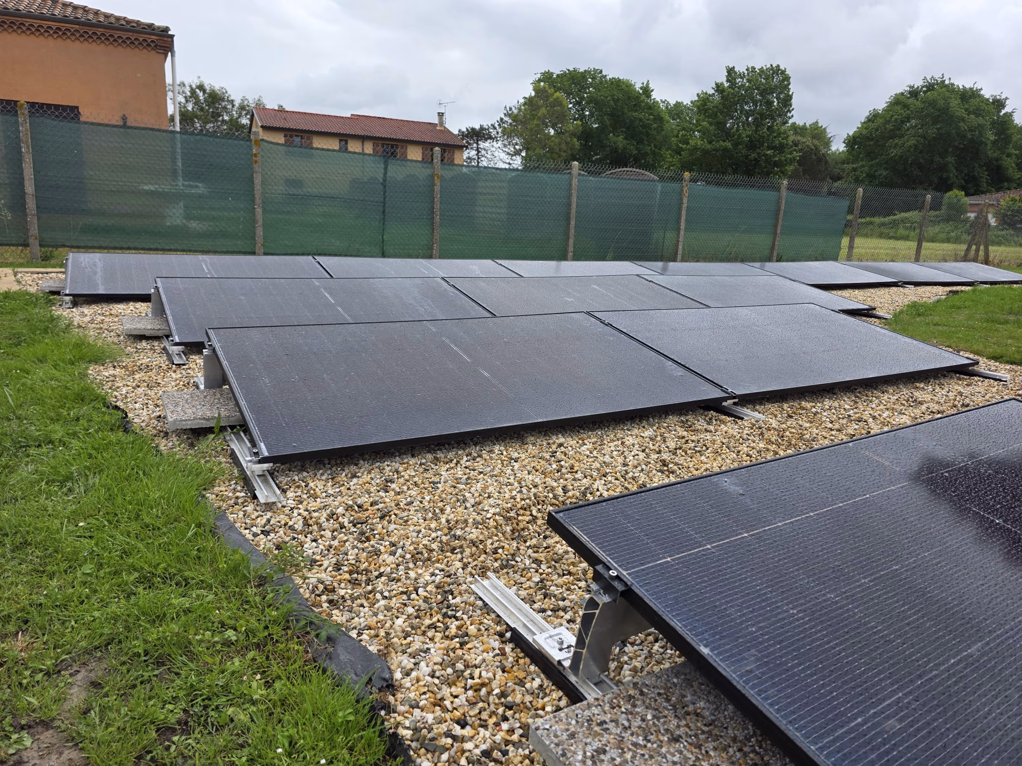 Panneaux solaires 6,5 kWc installés à Castelsarrasin Installation de panneaux solaires de 6,5 kWc sur structure au sol à Castelsarrasin, en Tarn-et-Garonne