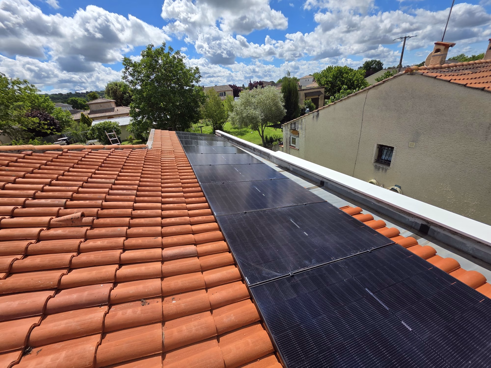 Panneaux solaires 5 kWc installés à Grisolles Installation de panneaux solaires de 5 kWc sur une toiture résidentielle à Grisolles, en Tarn-et-Garonne