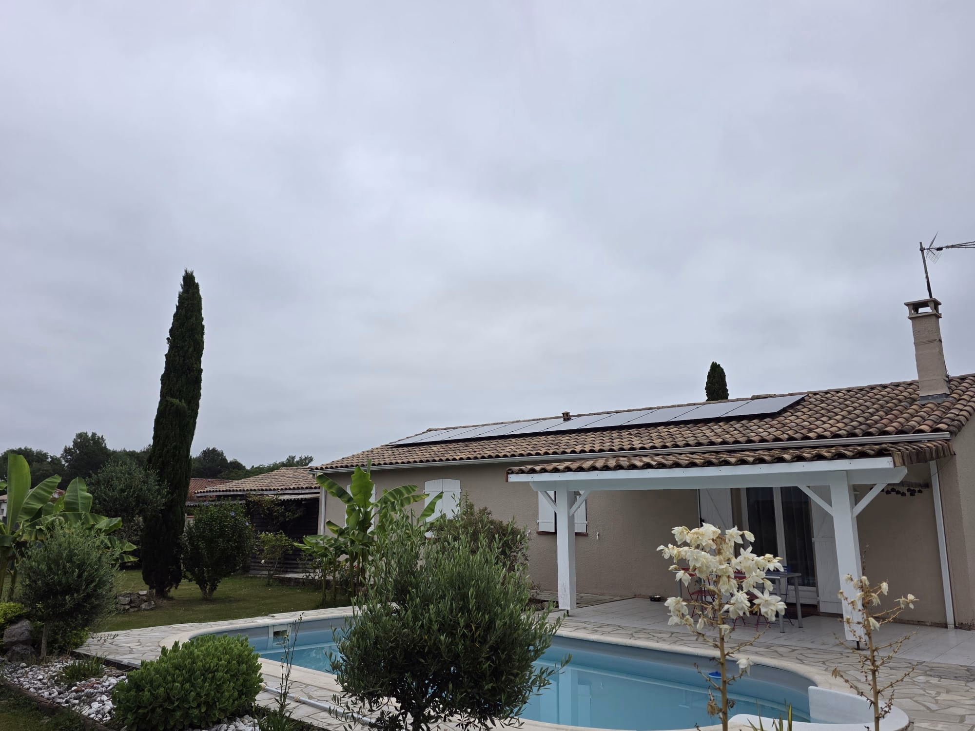 Panneaux solaires 10 kWc installés à Escatalens Installation de panneaux solaires de 10 kWc sur une toiture résidentielle à Escatalens, en Tarn-et-Garonne