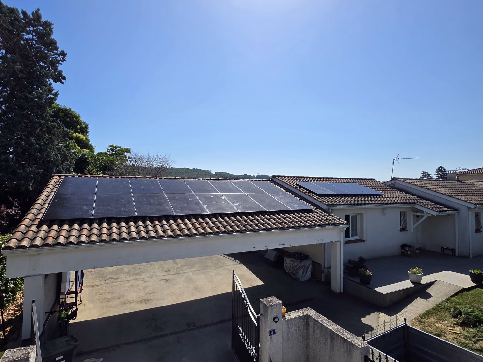 Panneaux solaires 10 kWc installés à Dieupentale Installation de panneaux solaires de 10 kWc sur une toiture résidentielle à Dieupentale, en Tarn-et-Garonne