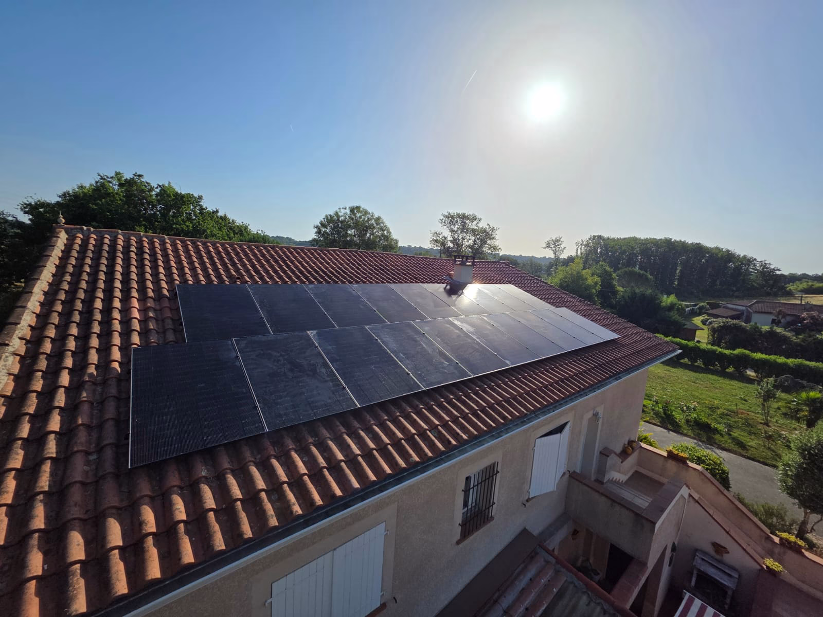 Panneaux solaires 9,5 kWc installés à Montauban Installation de panneaux solaires de 9,5 kWc sur une toiture en tuiles à Montauban, Tarn-et-Garonne