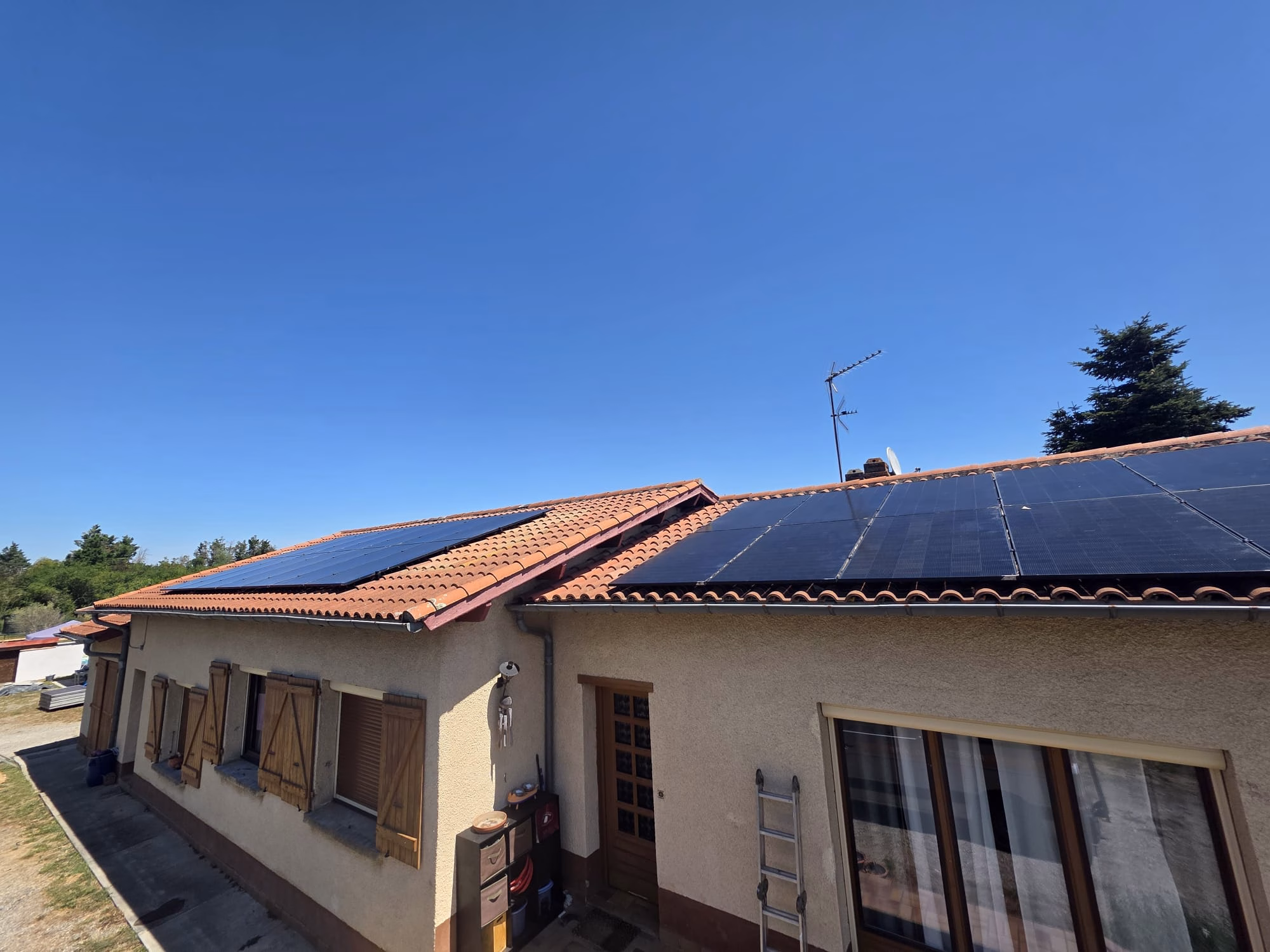 Rénovation de panneaux solaires à Ondes (31) Rénovation de panneaux solaires à Ondes (31) avec installation photovoltaïque de 12 kWc, batteries de stockage et borne de recharge VE.