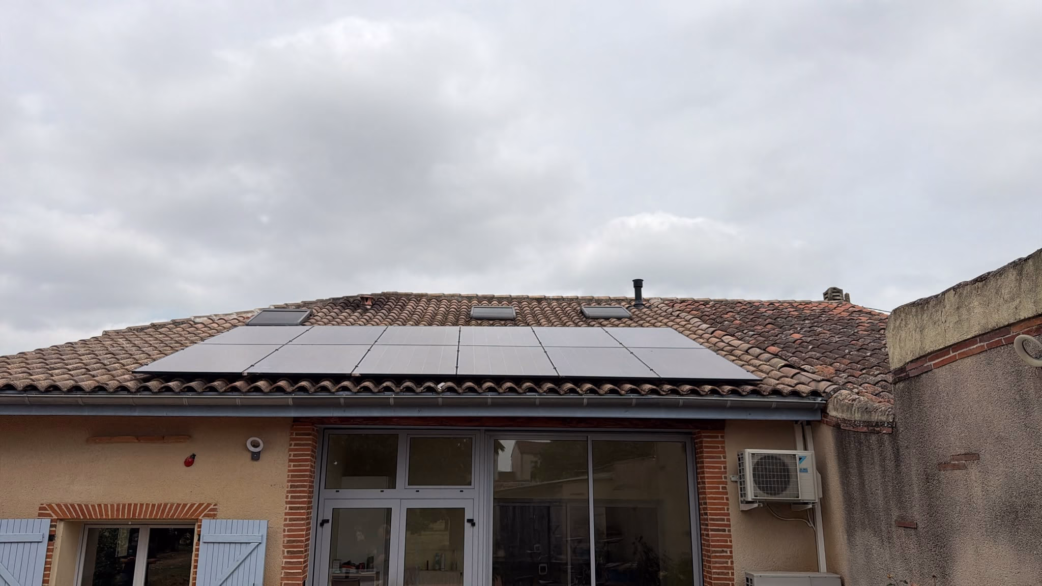 Installation photovoltaïque 6,5 kWc à Montech Installation de panneaux solaires 6,5 kWc avec batterie virtuelle Urban Solar réalisée par Sunéo Énergie à Montech en Tarn-et-Garonne.