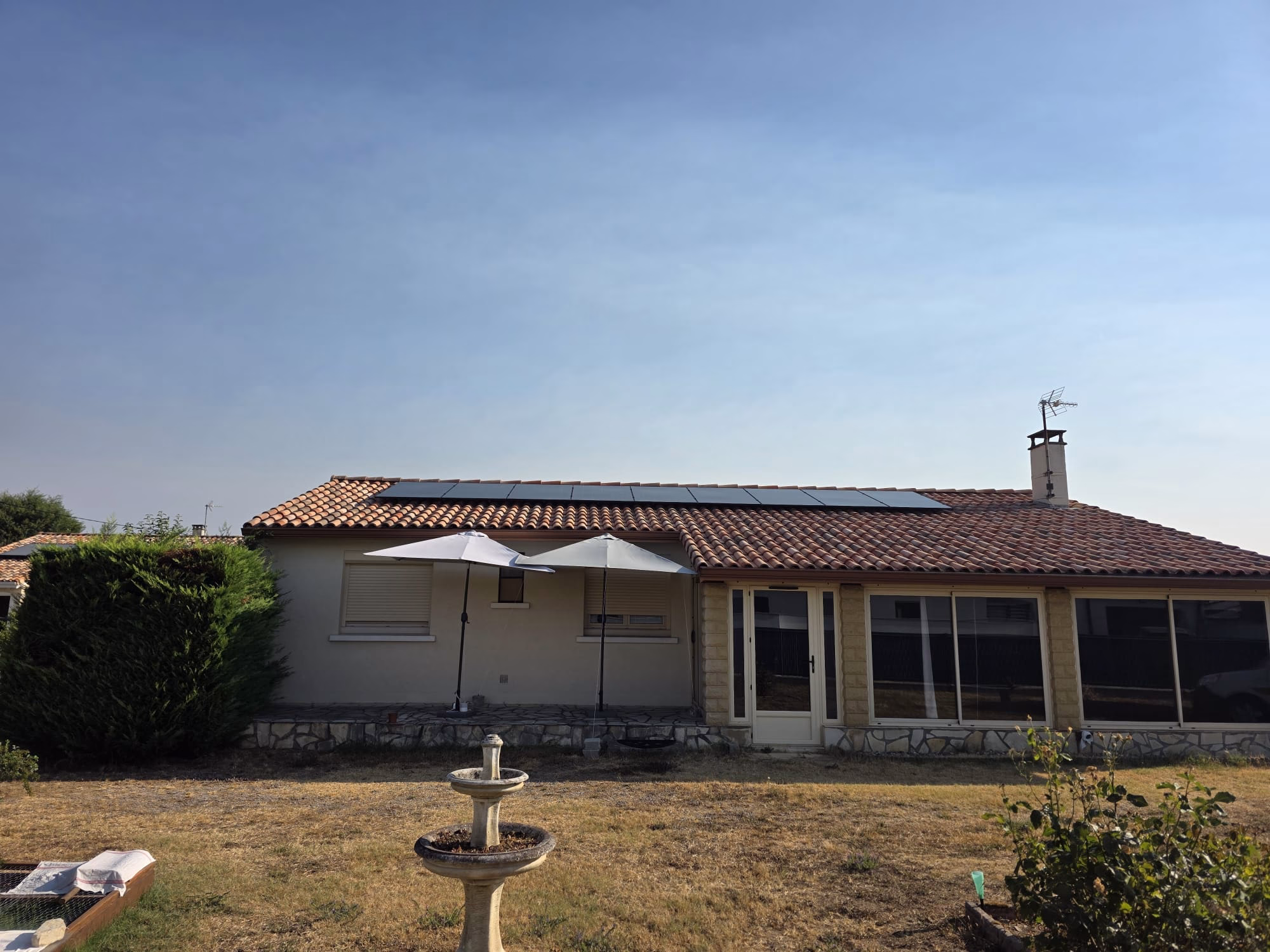 Panneaux solaires 4 kWc installés à Fonsorbes Installation de panneaux solaires de 4 kWc sur une toiture en tuiles à Fonsorbes, en Haute-Garonne