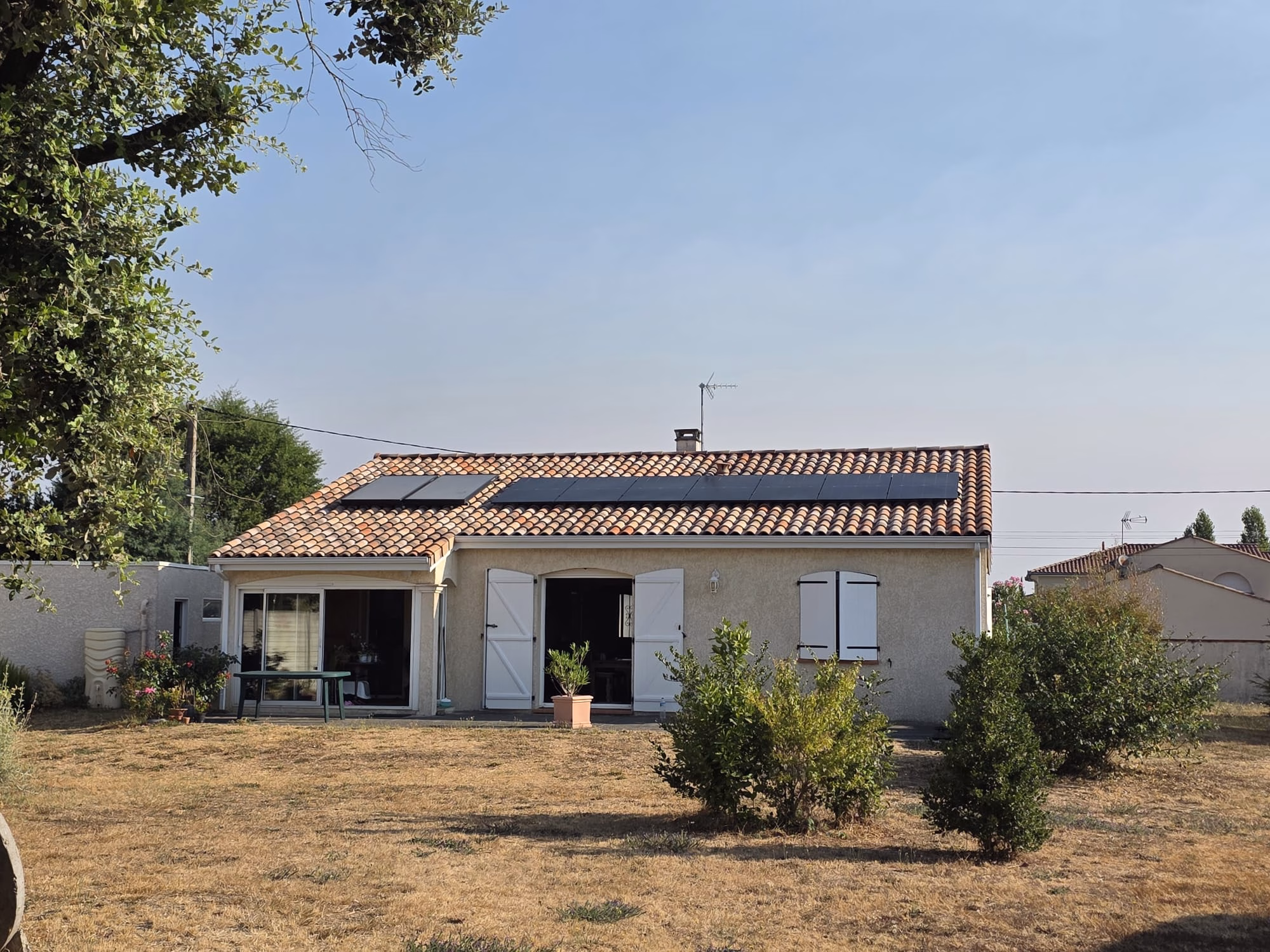 Panneaux solaires 3 kWc installés à Fonsorbes Installation de panneaux solaires de 3 kWc sur une toiture en tuiles à Fonsorbes, en Haute-Garonne