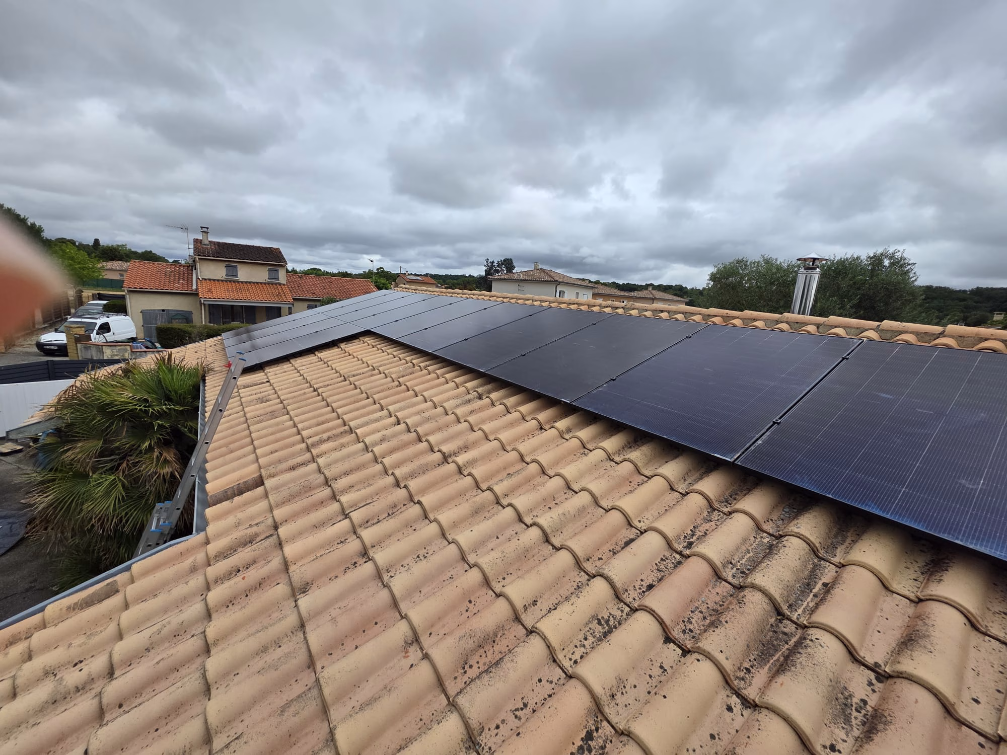 Panneaux solaires 7 kWc installés à Dieupentale Installation de panneaux solaires de 7 kWc sur une toiture en tuiles à Dieupentale, Tarn-et-Garonne