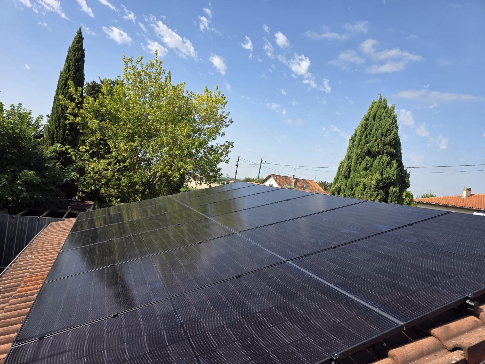 Panneaux solaires 6 kWc installés à Grisolles Installation de panneaux solaires de 6 kWc sur une toiture orientée sud-est à Grisolles, Tarn-et-Garonne
