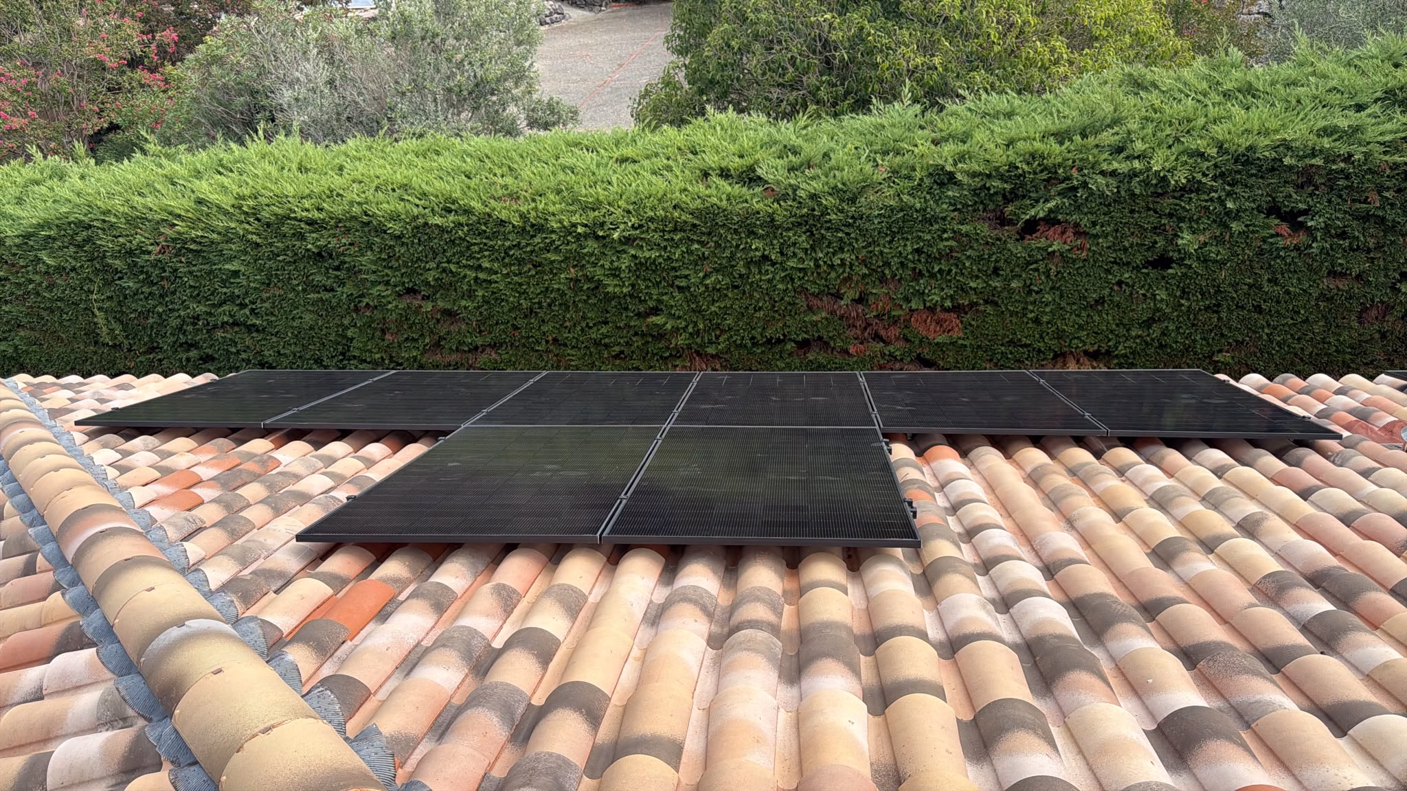 Panneaux solaires 9,5 kWc installés à Castelnau-d’Estrétefonds Installation de panneaux solaires de 9,5 kWc sur une toiture résidentielle à Castelnau-d'Estrétefonds, Haute-Garonne